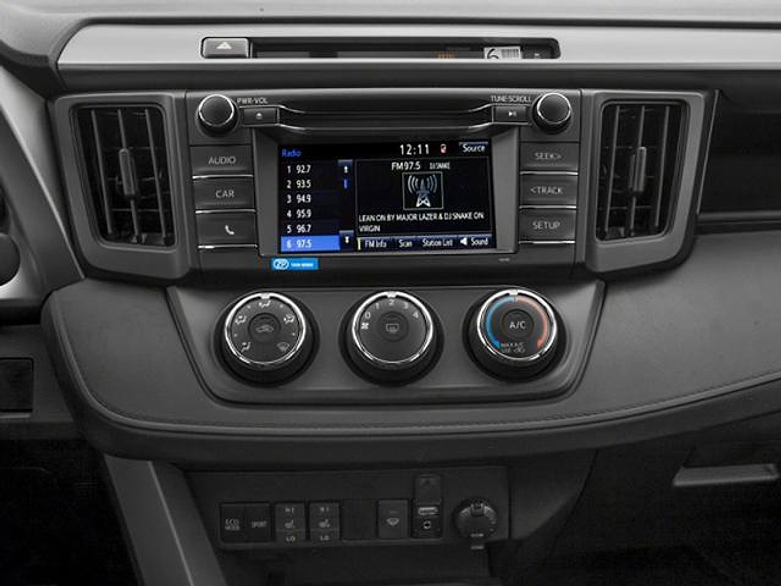 Used 2018 Toyota RAV4 LE FWD image 21