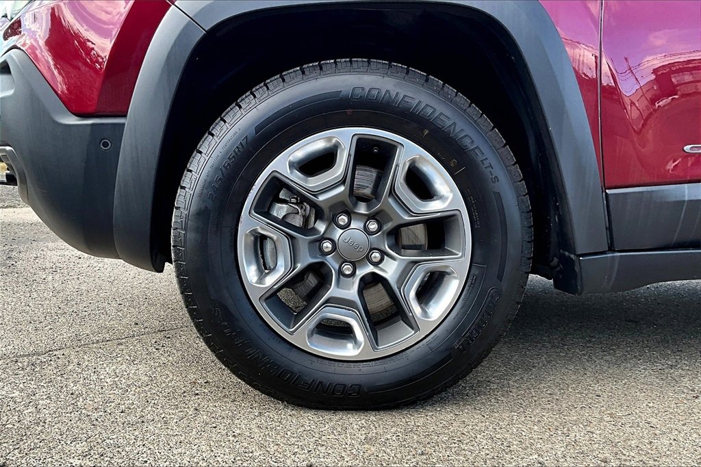 Used 2019 Jeep Cherokee Trailhawk image 12