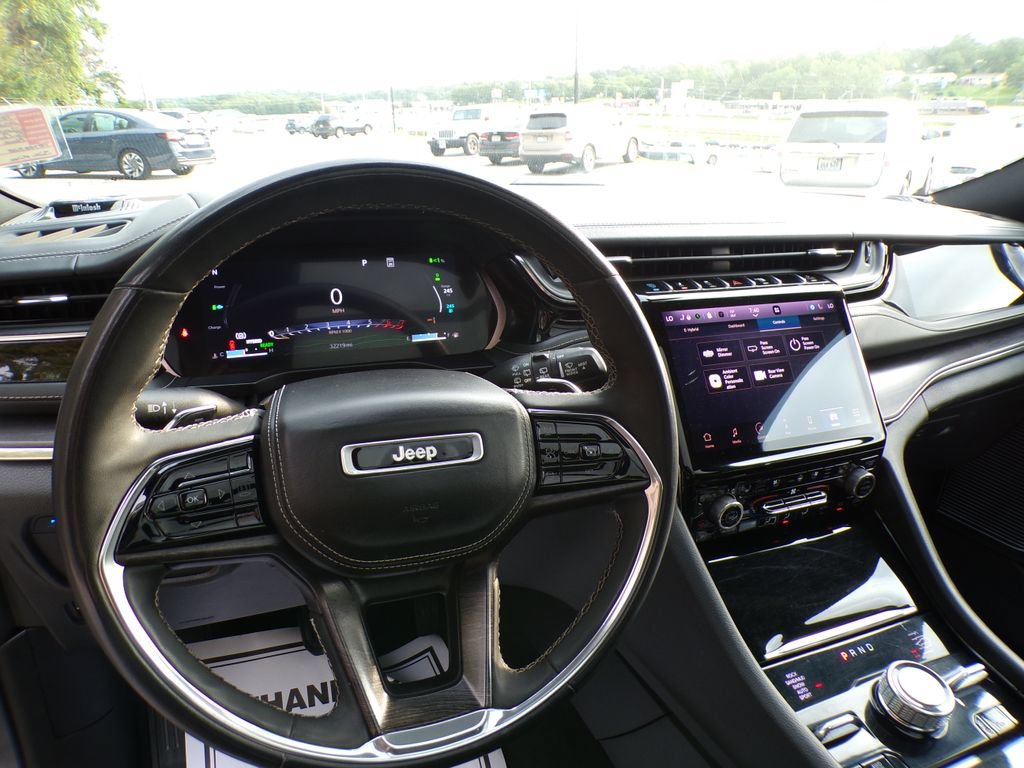 Used 2023 Jeep Grand Cherokee Overland w/ Luxury Tech Group IV AWD/4WD image 10