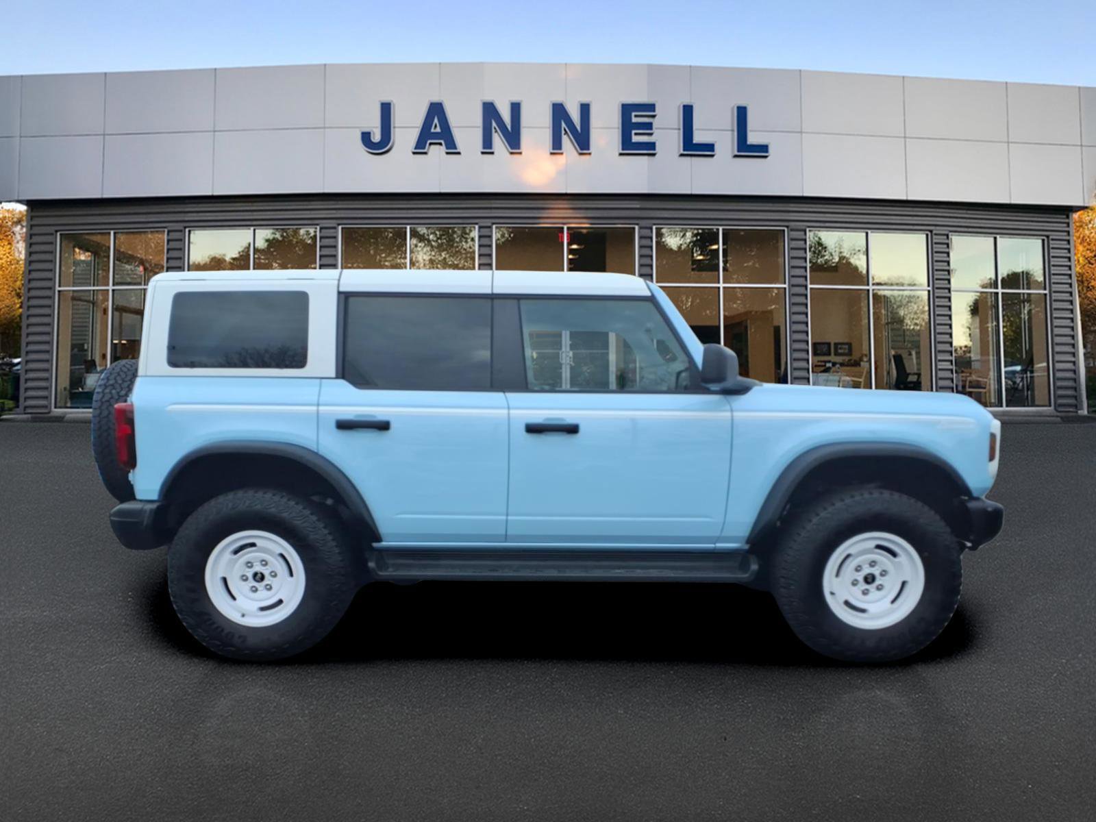 Used 2025 Ford Bronco Heritage Edition AWD/4WD image 4