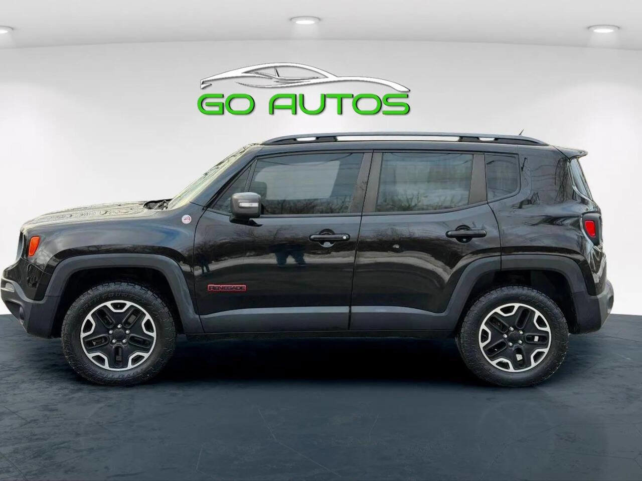 Used 2015 Jeep Renegade Trailhawk image 2