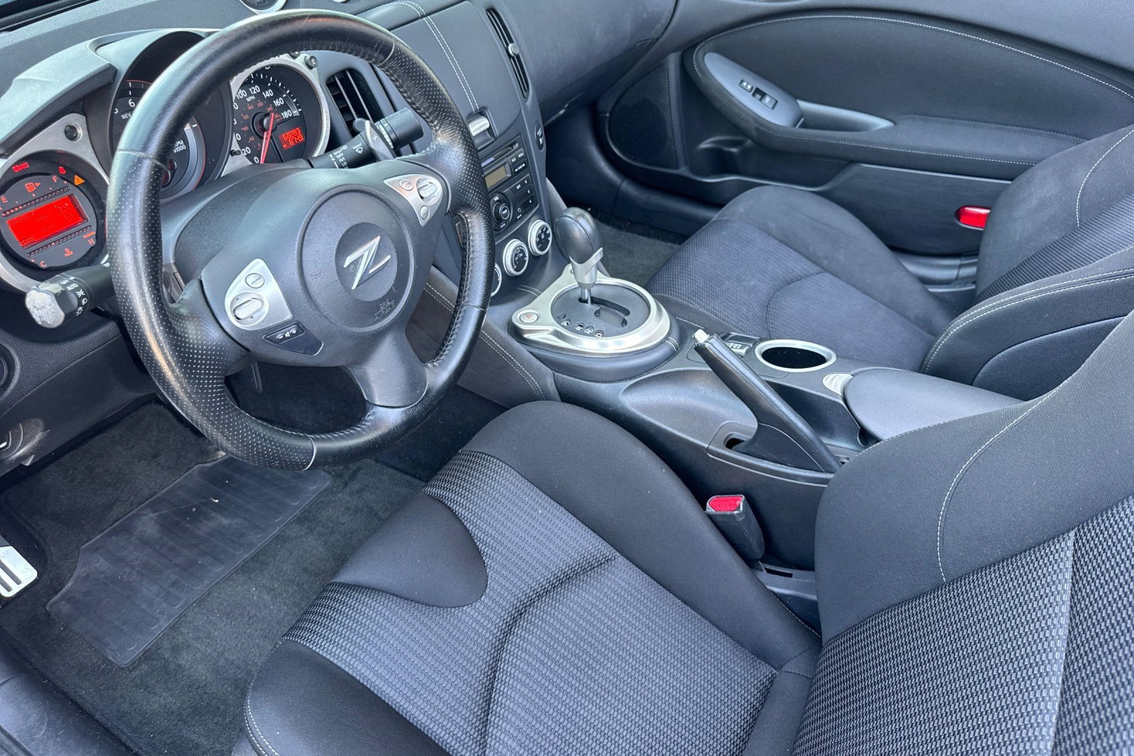 Used 2014 Nissan 370Z Roadster RWD image 4