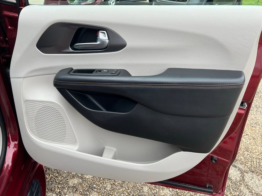 Used 2020 Chrysler Pacifica Touring w/ Tire & Wheel Group FWD image 15