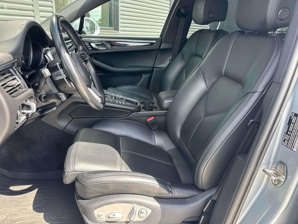 Certified 2021 Porsche Macan image 5