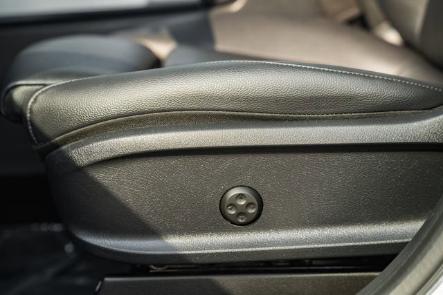 Used 2023 Mercedes-Benz GLB 250 4MATIC w/ Premium Package image 36