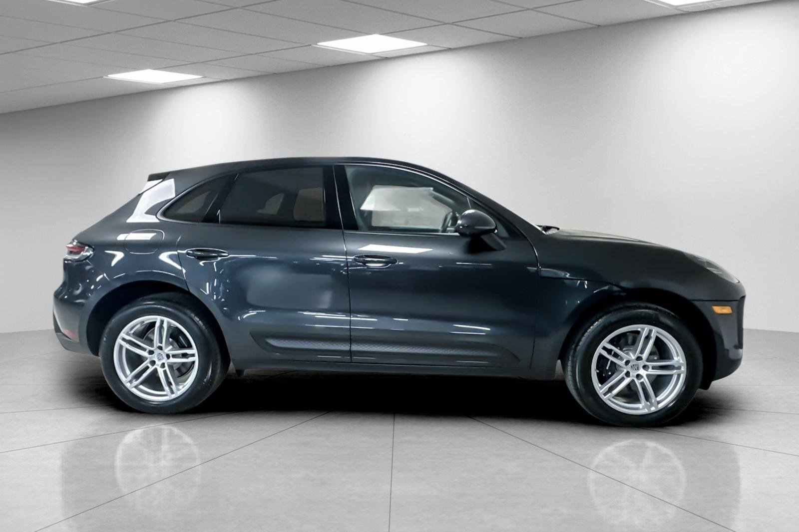 Used 2025 Porsche Macan image 9