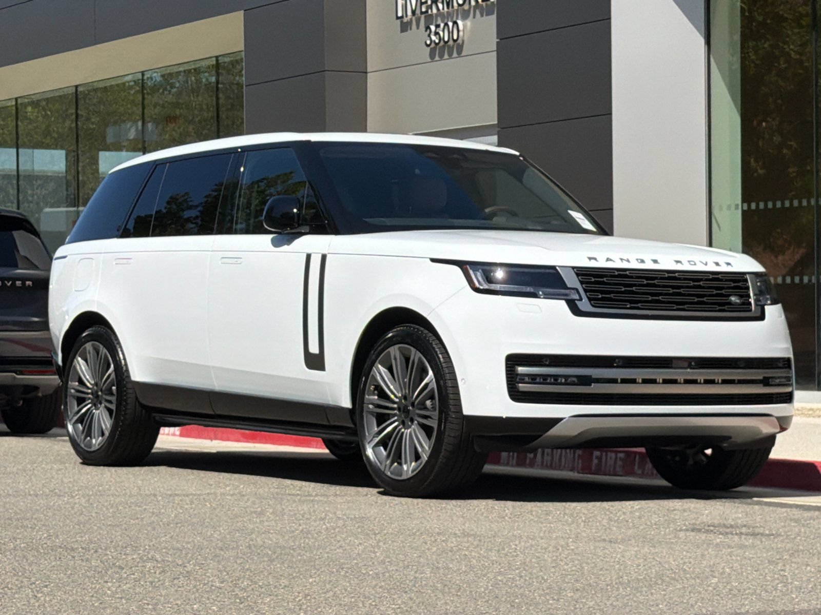 New 2026 Land Rover Range Rover Long Wheelbase SE AWD/4WD image 8