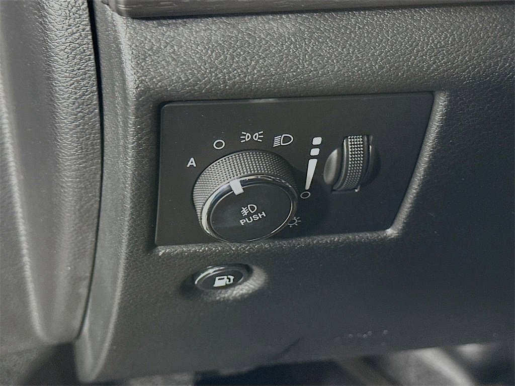 Used 2018 Jeep Grand Cherokee Altitude image 17