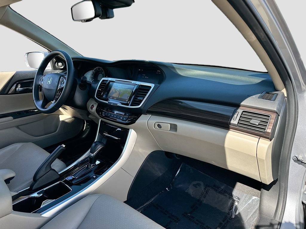 Used 2017 Honda Accord Touring image 29
