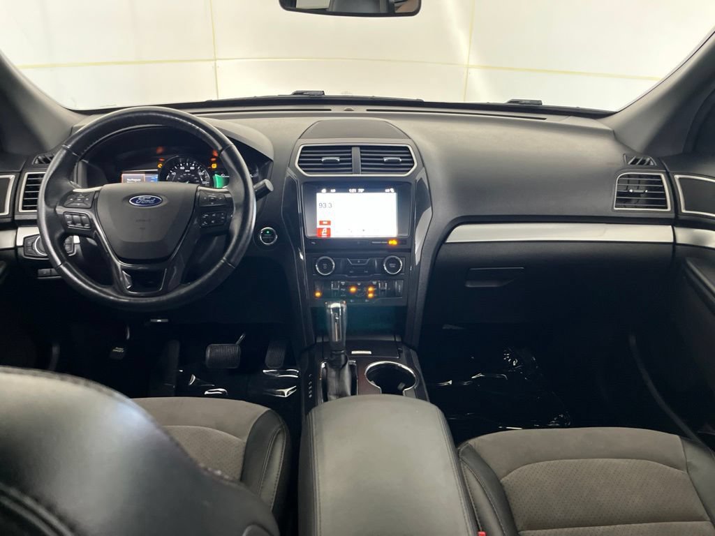 Used 2017 Ford Explorer XLT w/ Equipment Group 202A AWD/4WD image 30