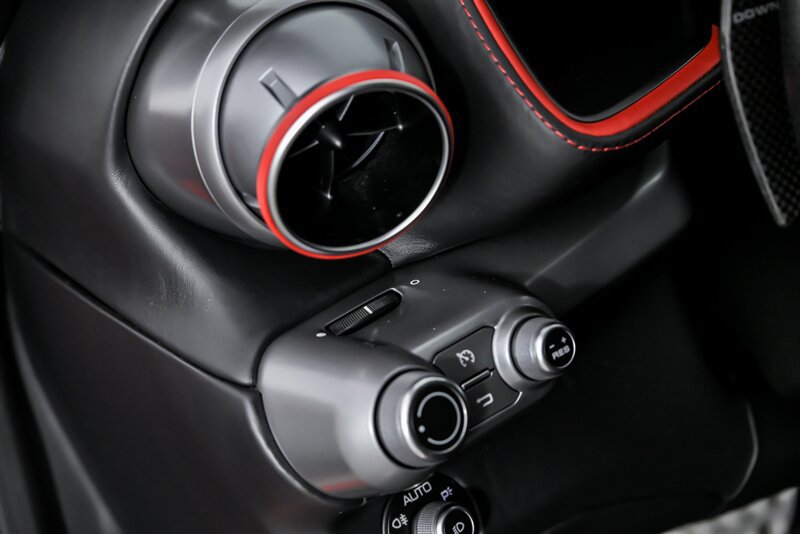 Used 2018 Ferrari 812 Superfast RWD image 27