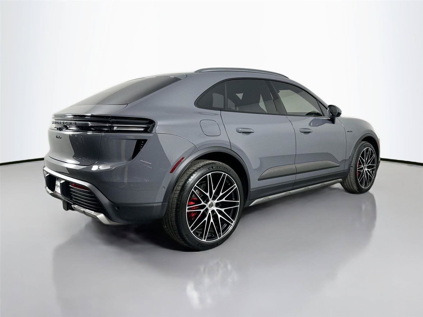 Certified 2025 Porsche Macan Turbo Electric AWD/4WD image 7
