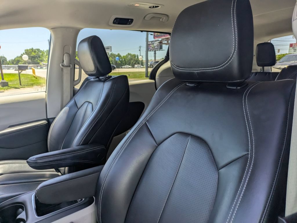 Used 2023 Chrysler Pacifica Touring-L FWD image 13