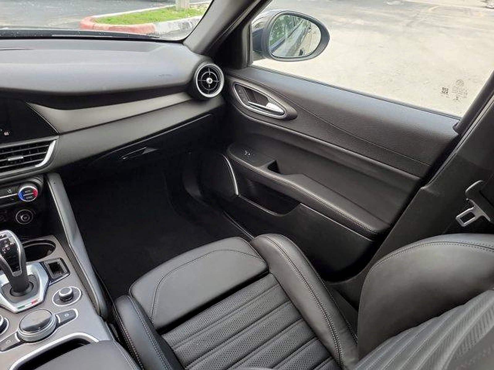 Used 2022 Alfa Romeo Giulia Veloce RWD image 18