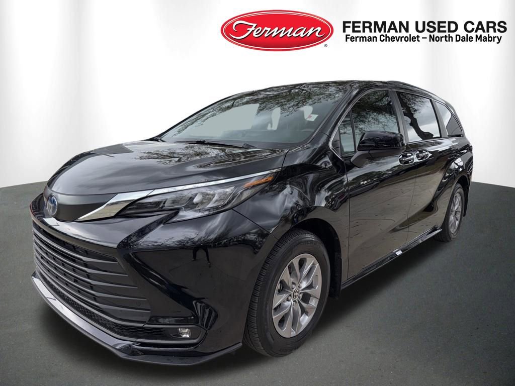 Used 2025 Toyota Sienna XLE image 5
