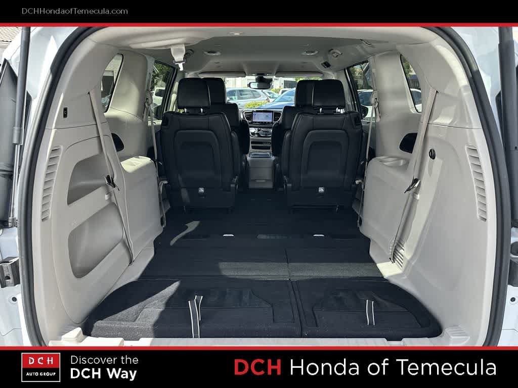 Used 2023 Chrysler Pacifica Touring-L FWD image 23