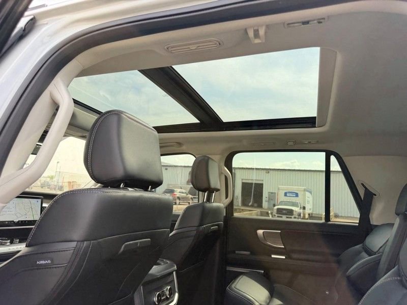 Used 2025 Ford Expedition Platinum image 9