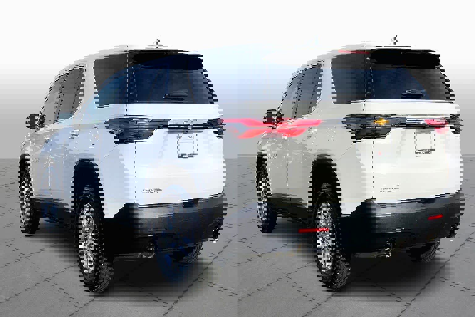 Used 2023 Chevrolet Traverse LS image 11