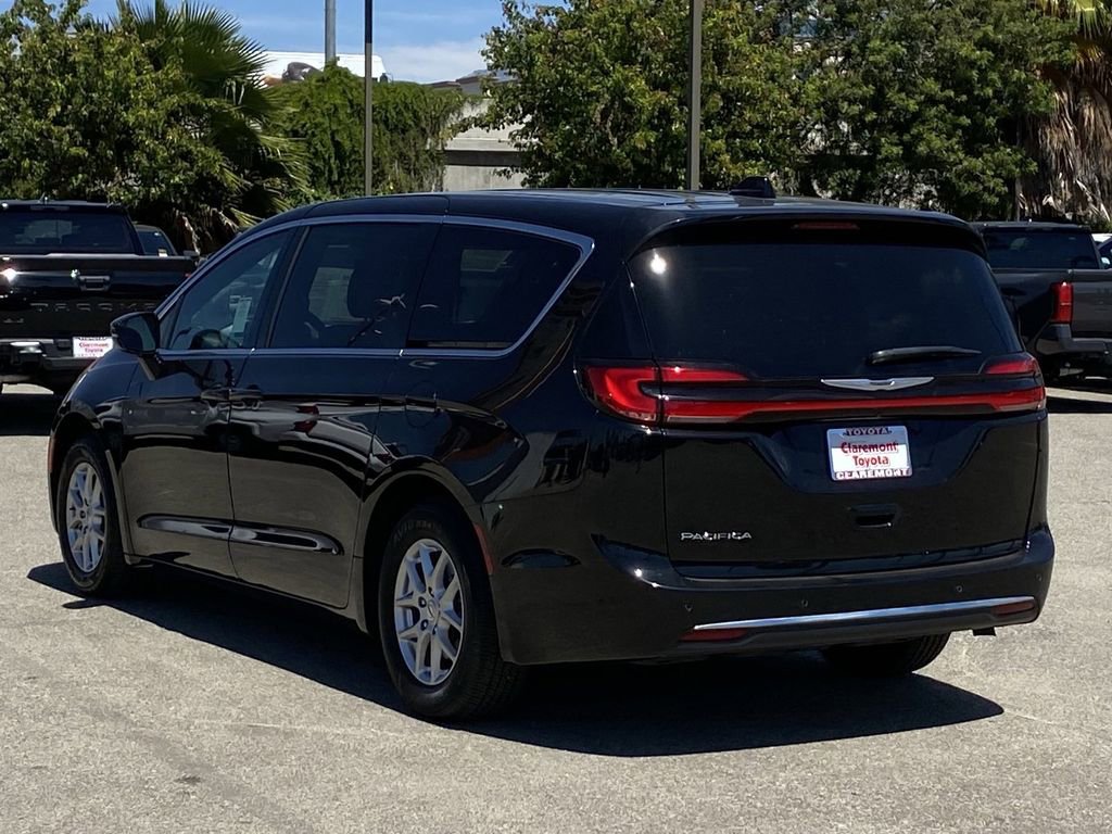 Used 2024 Chrysler Pacifica Touring FWD image 40