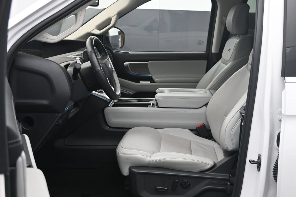 Used 2025 Ford Expedition Platinum w/ Driver's Package AWD/4WD image 15