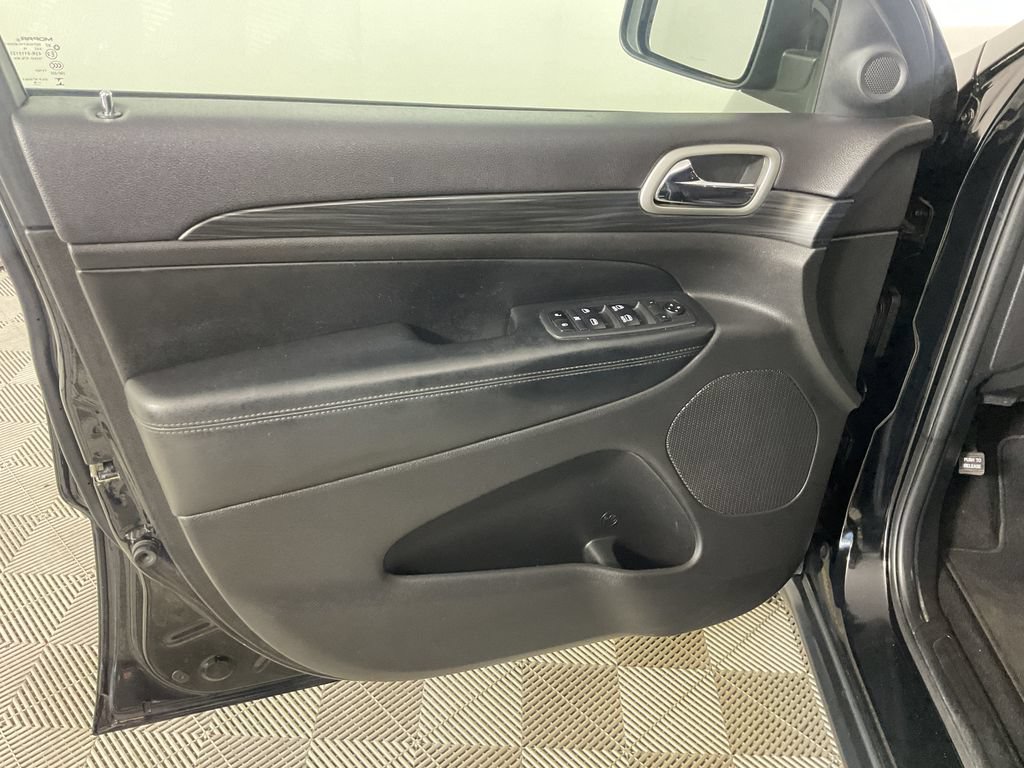 Used 2019 Jeep Grand Cherokee Laredo AWD/4WD image 16