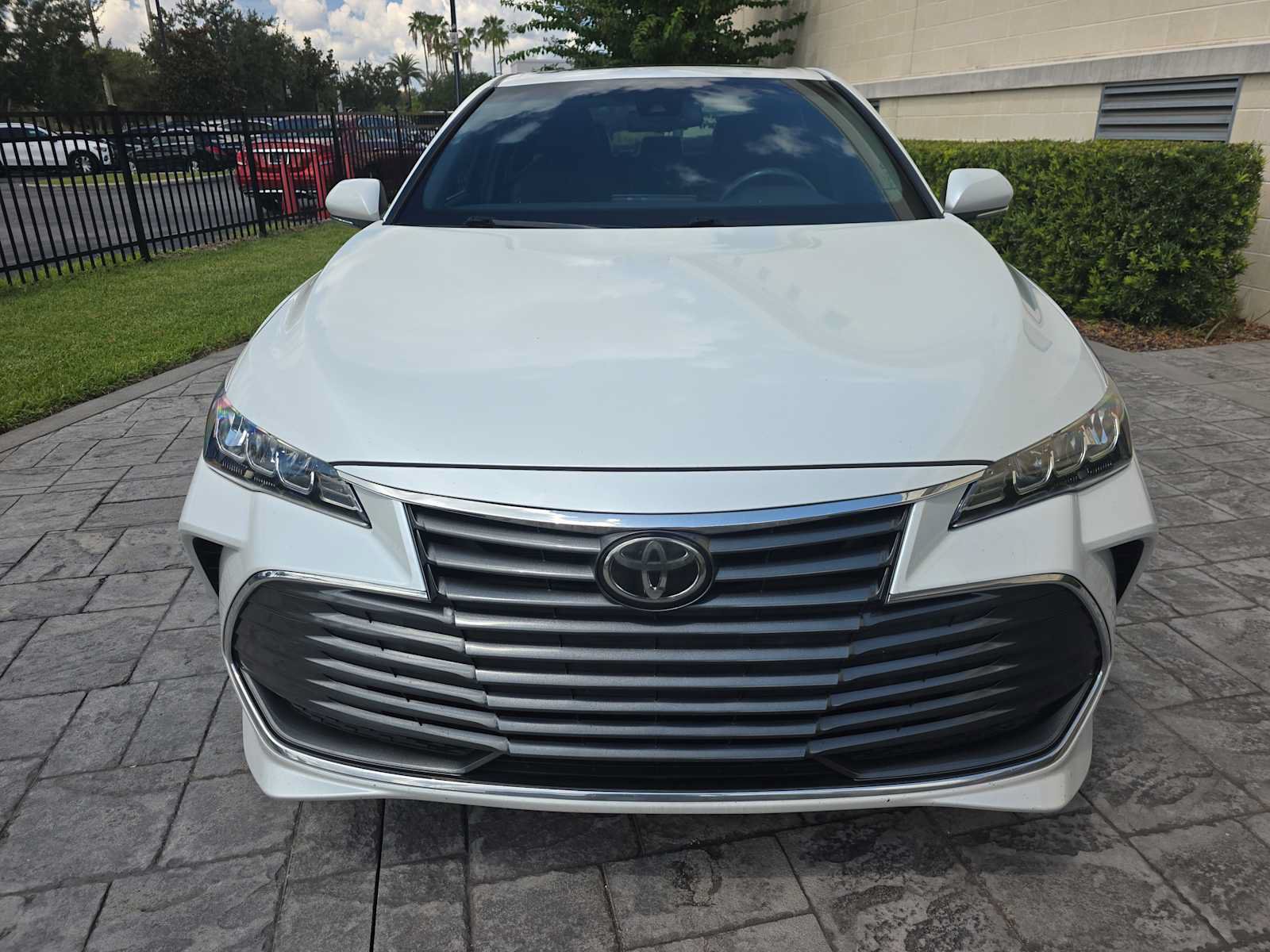 Used 2022 Toyota Avalon XLE w/ Moonroof Package FWD image 2