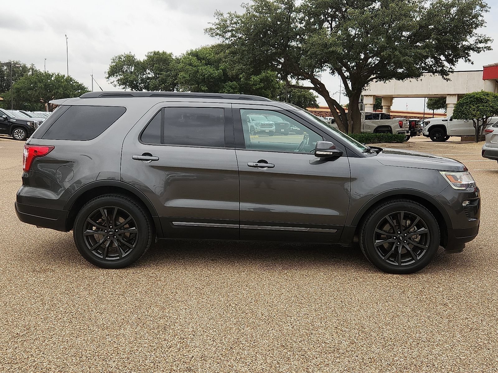 Used 2018 Ford Explorer XLT w/ Equipment Group 202A FWD image 5
