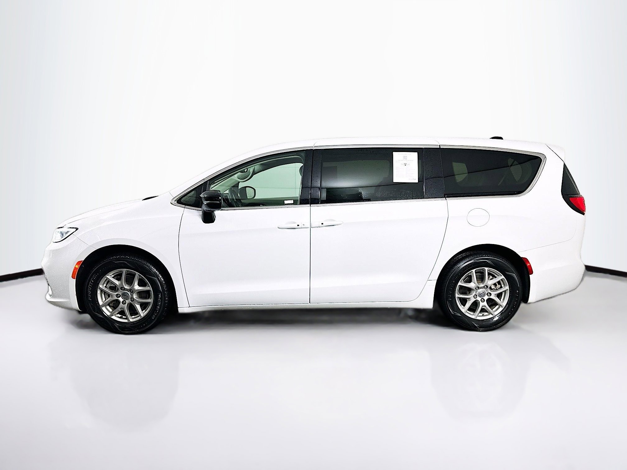 Used 2024 Chrysler Pacifica Touring-L FWD image 4
