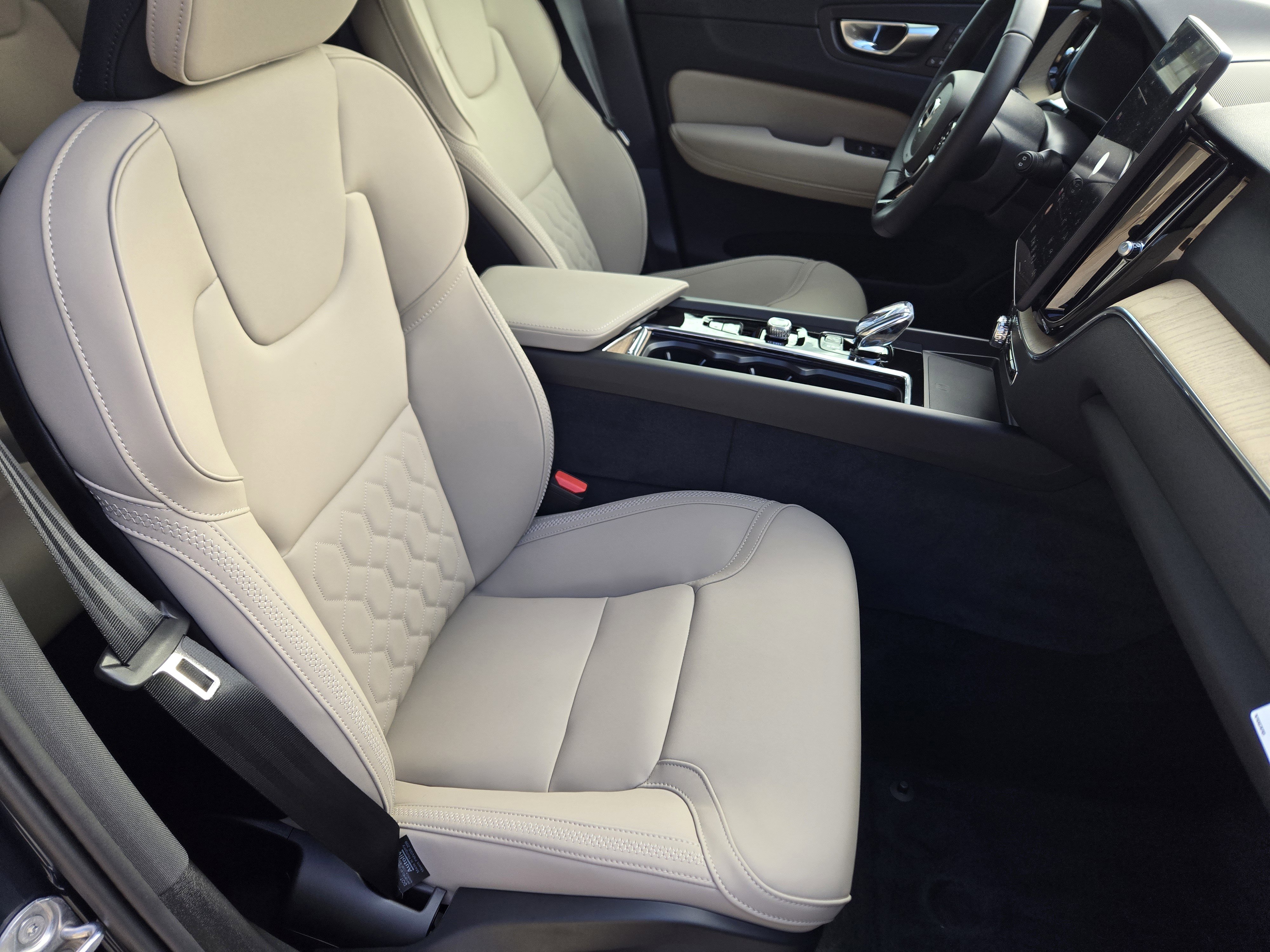 New 2026 Volvo XC60 T8 Plus w/ Protection Package Premier image 16