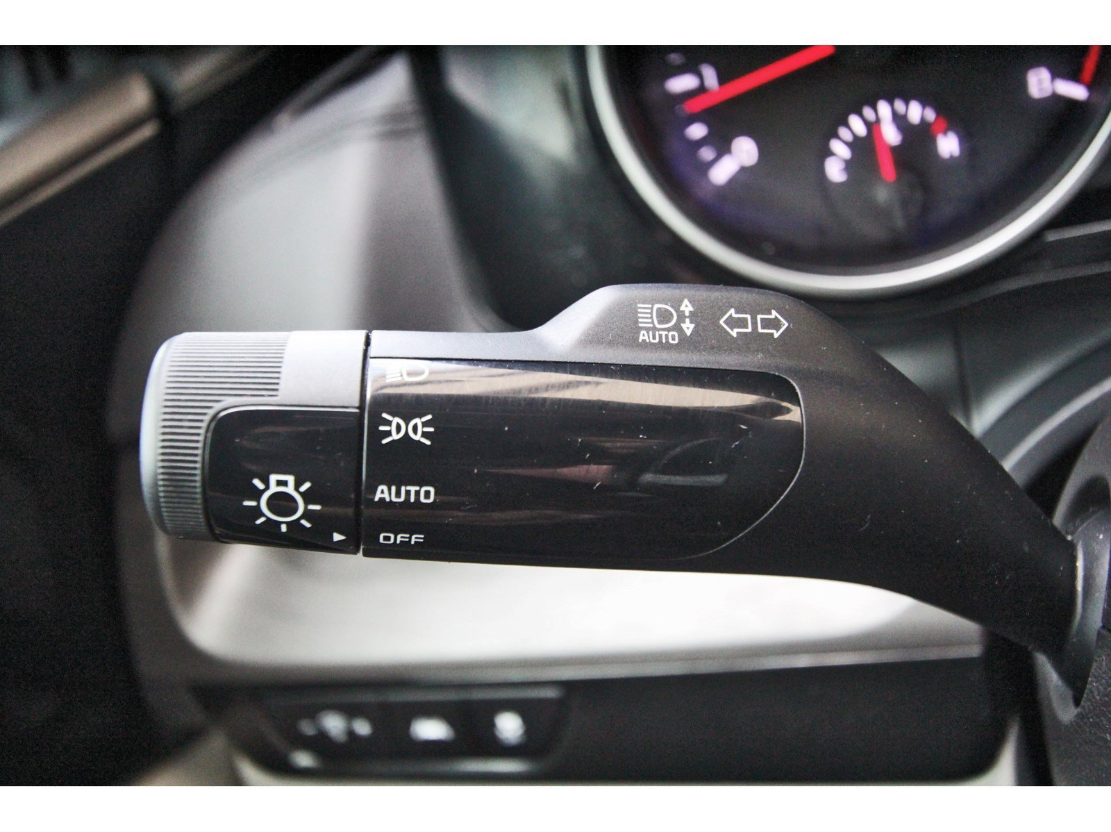 Used 2024 Kia Carnival EX FWD image 20
