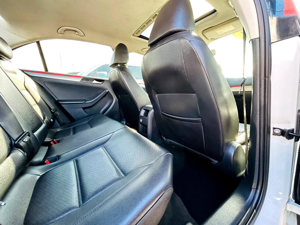 Used 2017 Volkswagen Jetta SE image 14