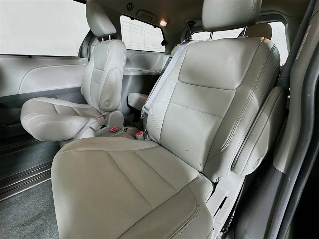Used 2018 Toyota Sienna XLE image 4