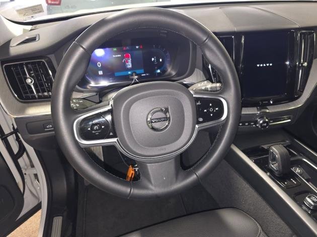 Used 2025 Volvo XC60 B5 Plus image 7