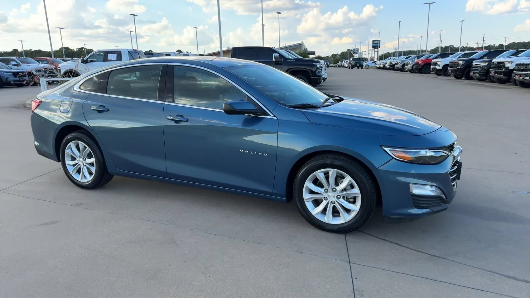 Used 2025 Chevrolet Malibu LT FWD image 3