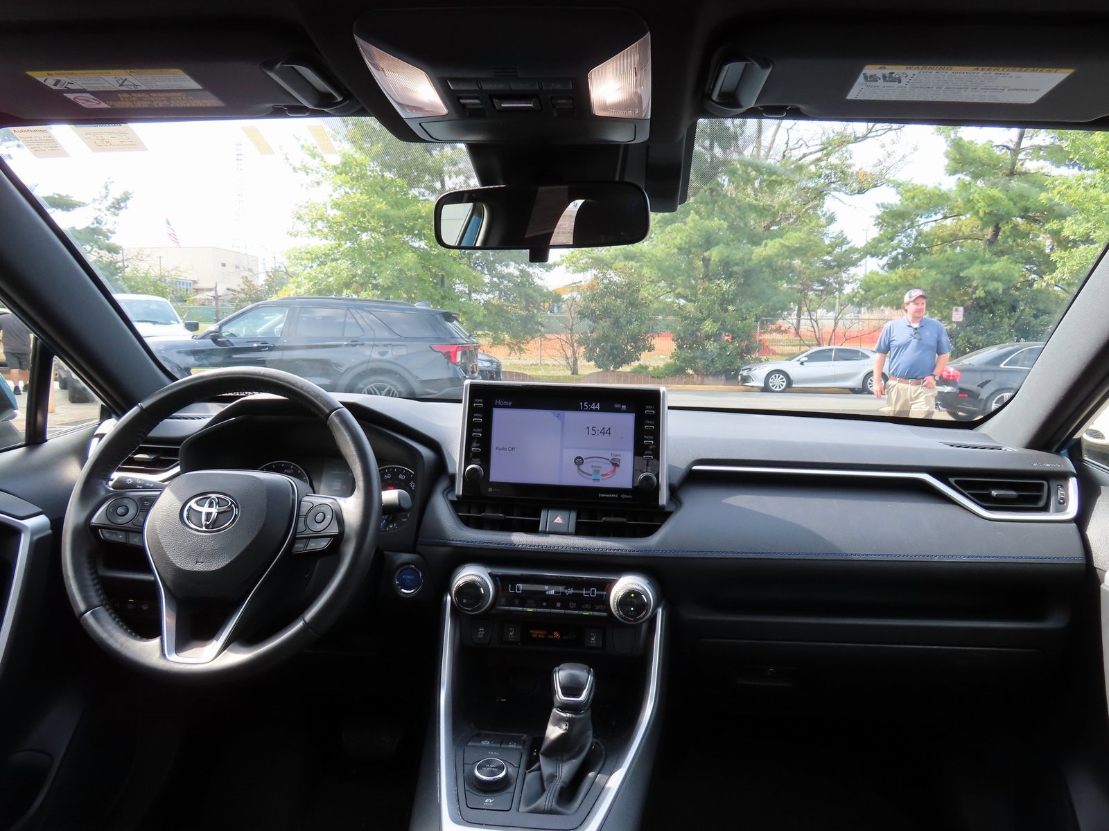 Used 2022 Toyota RAV4 SE w/ Convenience Package image 14