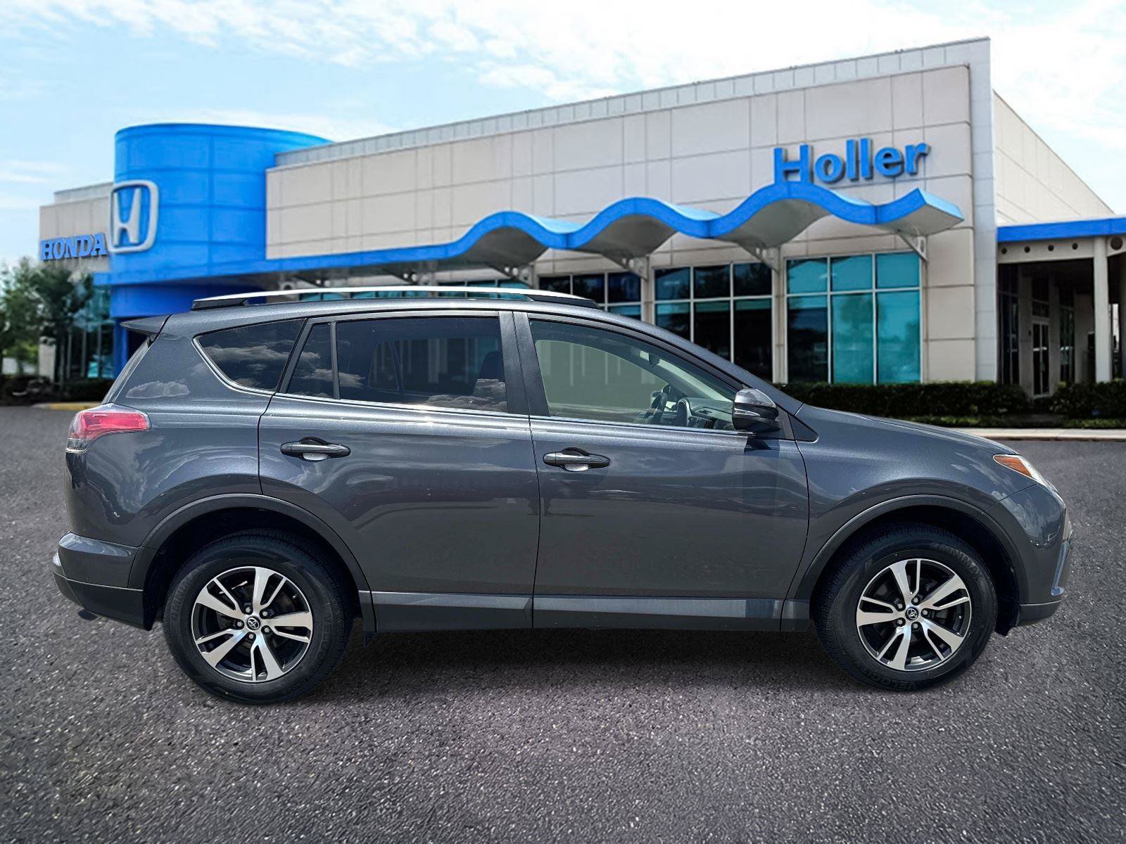 Used 2017 Toyota RAV4 XLE FWD image 2