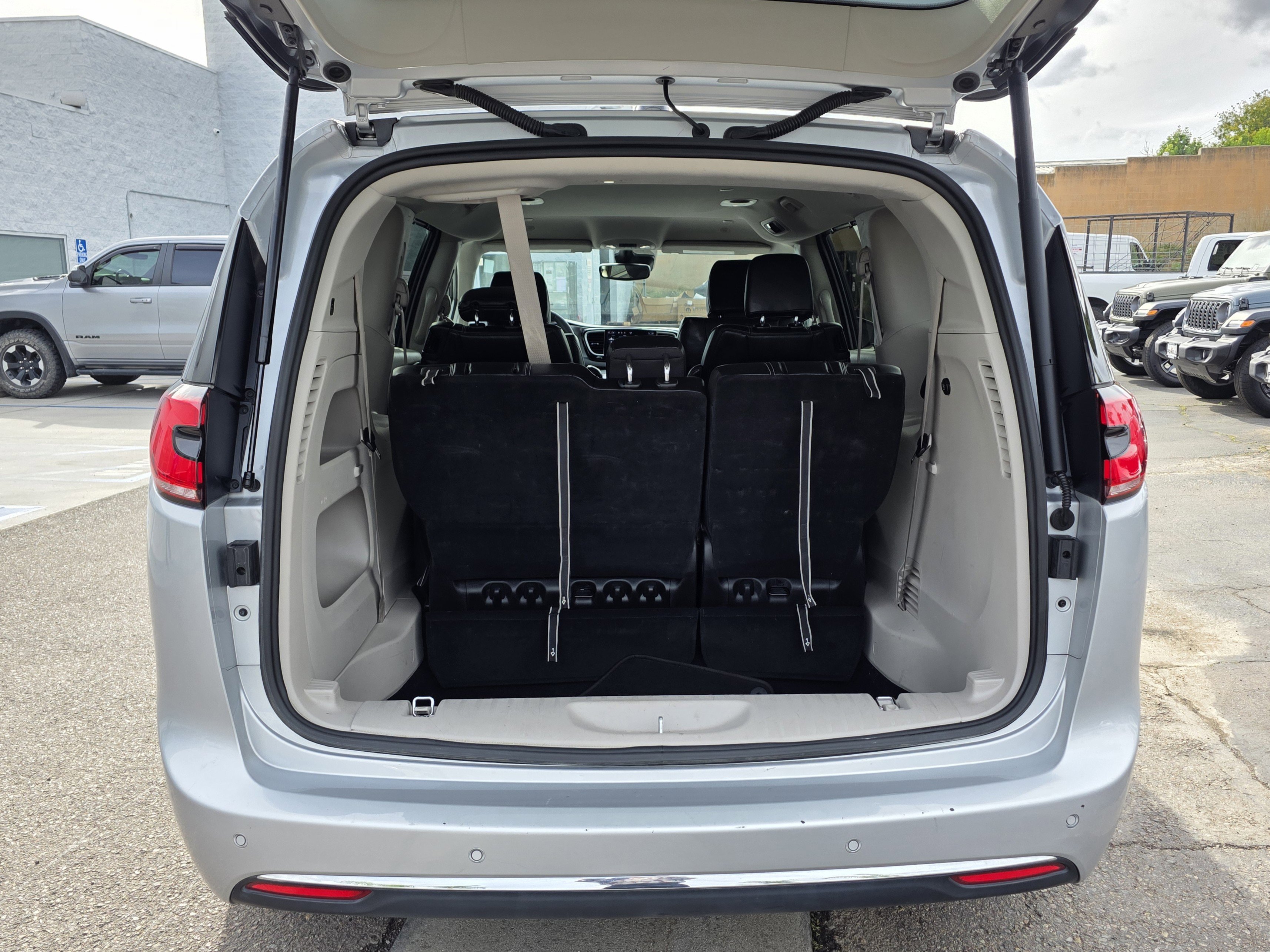 Certified 2024 Chrysler Pacifica Touring-L image 21