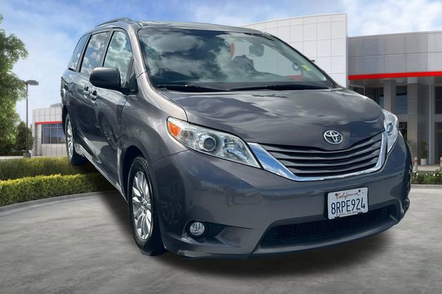 Used 2017 Toyota Sienna XLE w/ XLE Navigation Package FWD image 2
