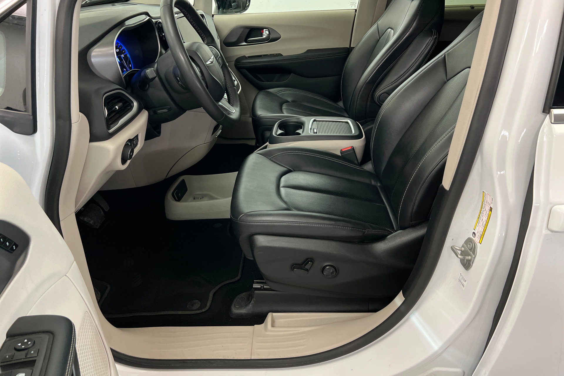 Used 2024 Chrysler Pacifica Touring-L FWD image 18