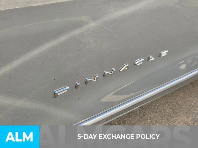 Used 2023 Chrysler Pacifica Pinnacle image 3