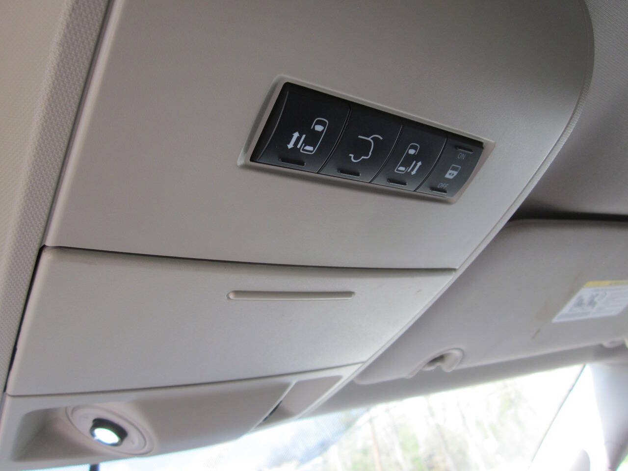 Used 2015 Chrysler Town & Country Touring FWD image 27