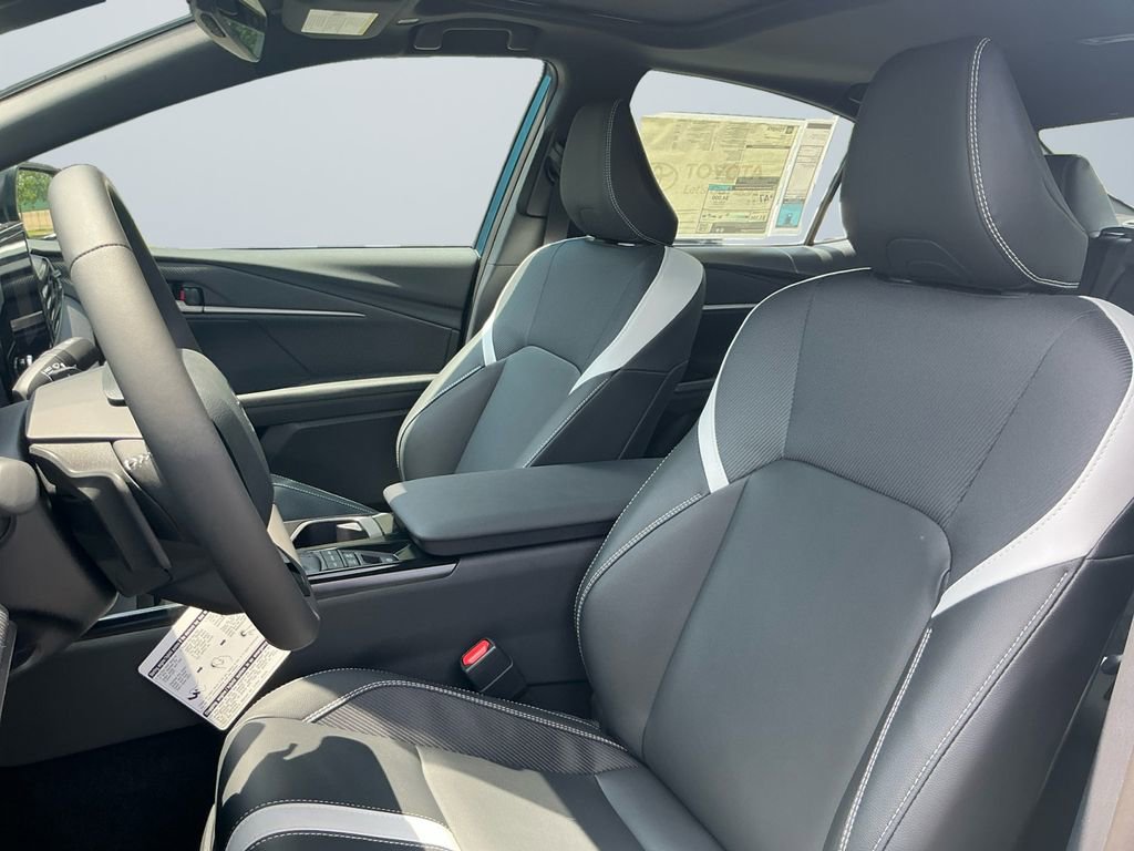 Used 2025 Toyota Camry SE w/ Convenience Package FWD image 9