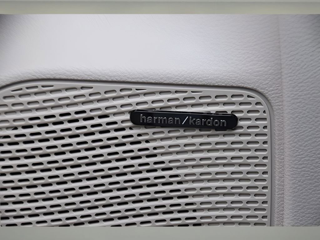 Used 2023 Chrysler Pacifica Limited w/ Uconnect Theater Family Group image 28