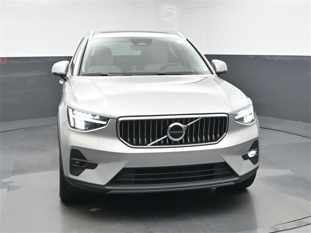Used 2023 Volvo XC40 B5 Plus image 2