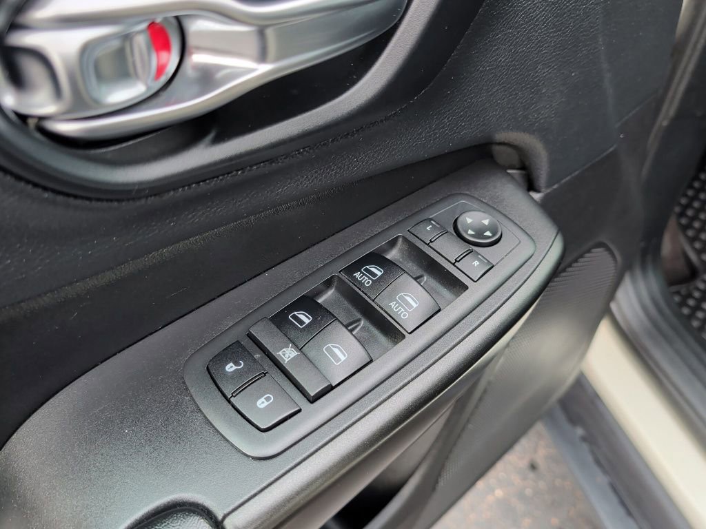 Used 2019 Jeep Cherokee Trailhawk w/ Cold Weather Group AWD/4WD image 28