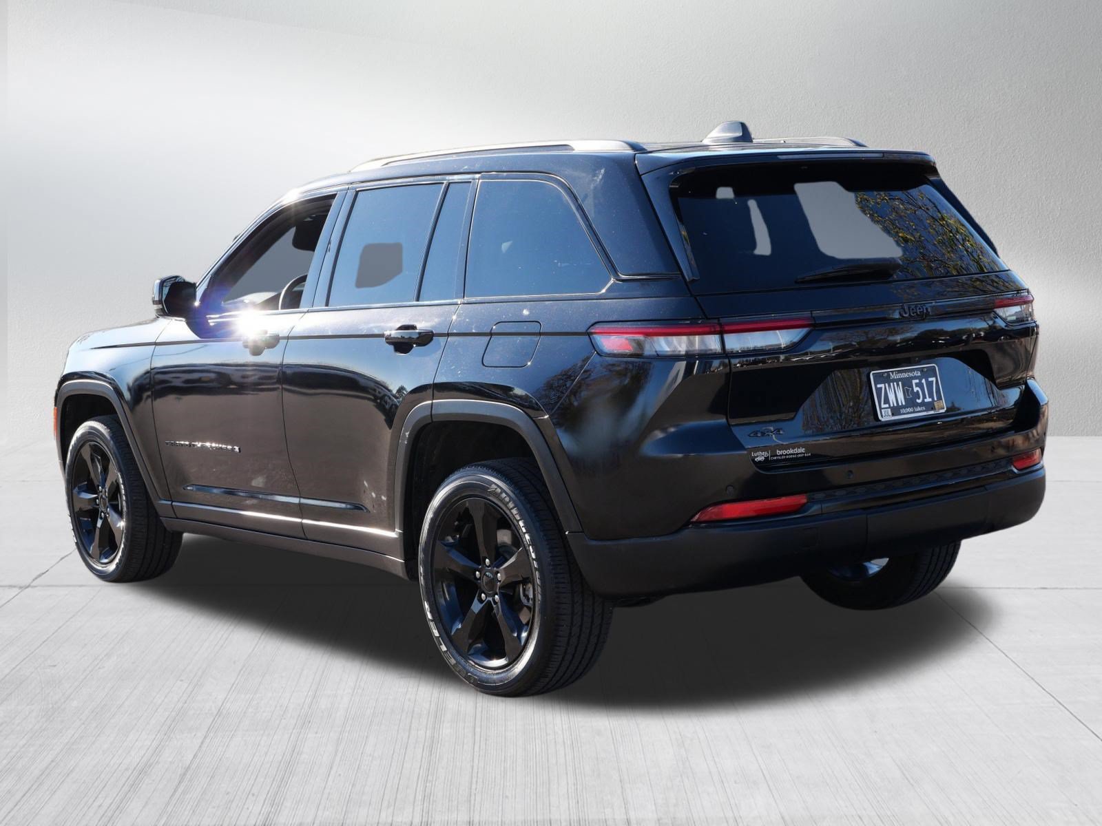 Used 2023 Jeep Grand Cherokee Altitude AWD/4WD image 5