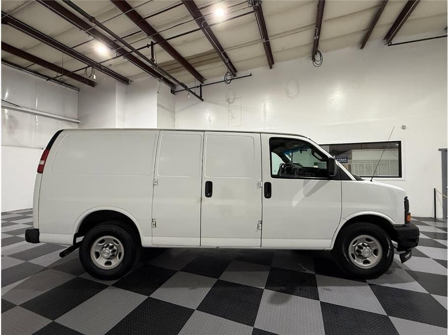 Used 2017 Chevrolet Express 2500 image 4