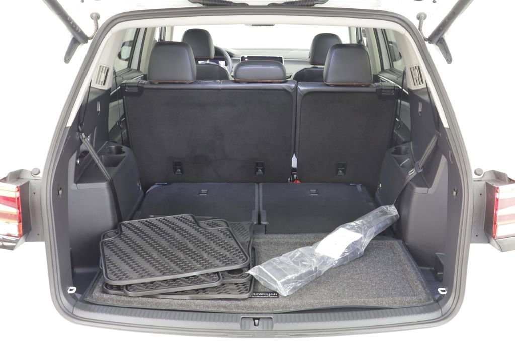 Used 2025 Volkswagen Atlas Peak Edition SE AWD/4WD image 17