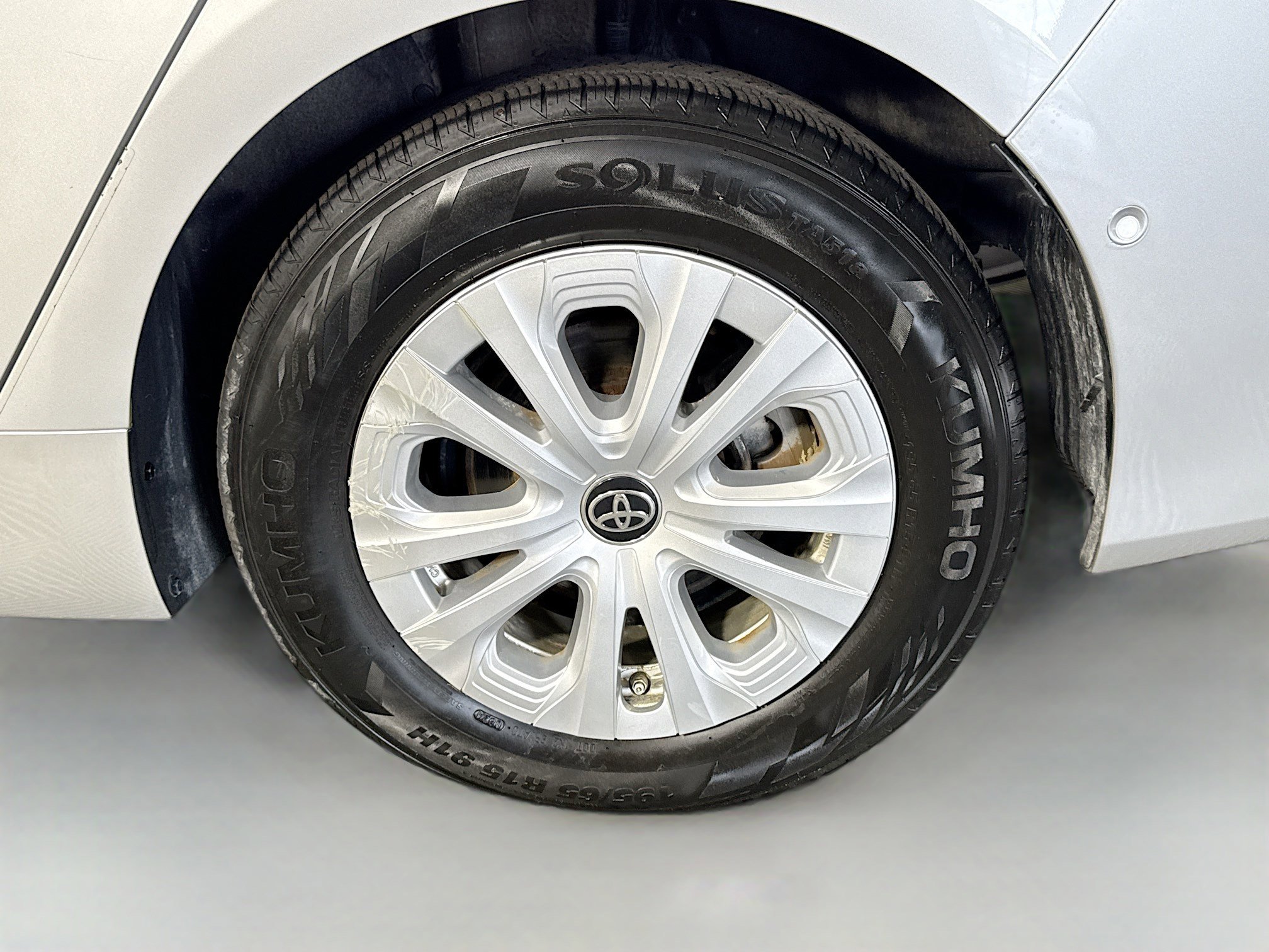 Used 2021 Toyota Prius LE FWD image 37