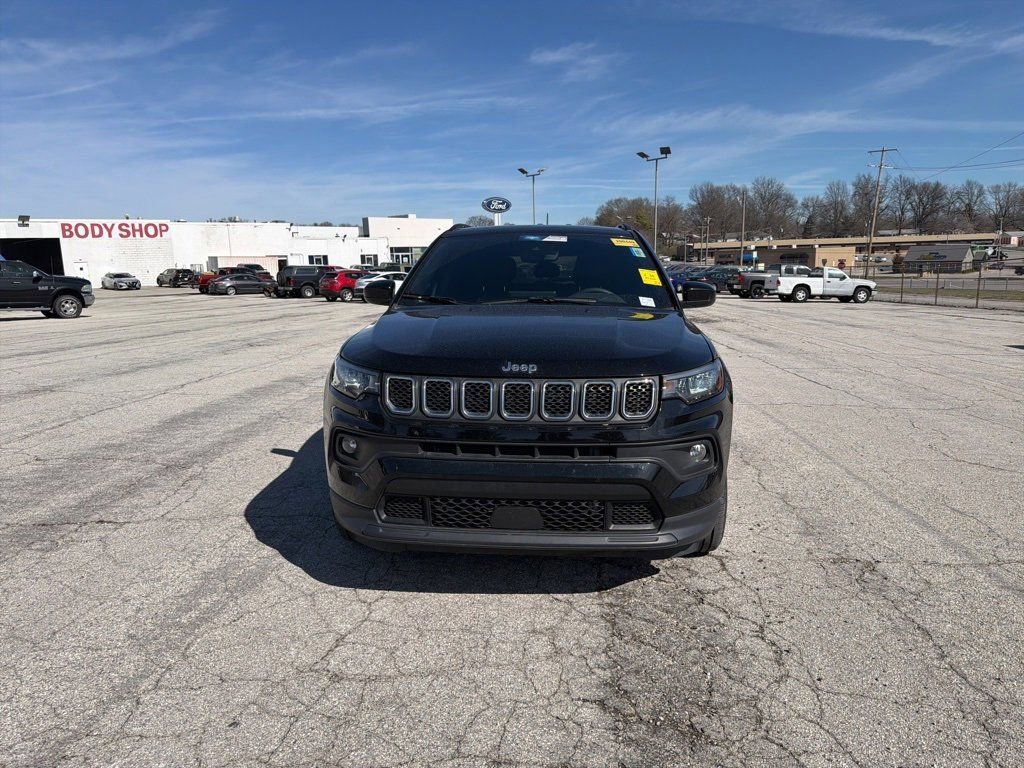 Used 2024 Jeep Compass Latitude image 3